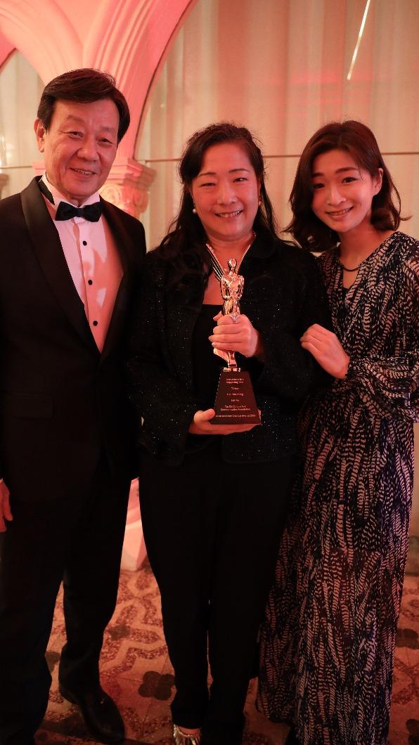 劉引商憑著《你好，我是誰》榮獲最佳女配角，女兒（圖中）代領獎。（圖／翻攝自寇世勳臉書）
