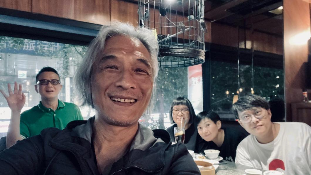 黃耀明(左起)和潘源良、林夕(右)在台碰面,還一起吃了港式飲茶。(圖/人山人海提供)