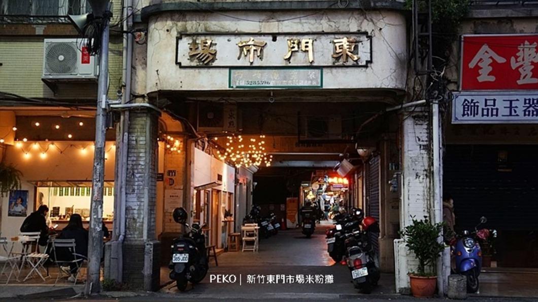 東門市場米粉攤是小有名氣的新竹美食，攤位就位於東門市場裡。（圖／PEKOのSimple Life提供）