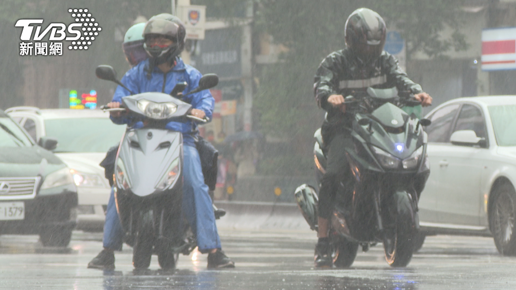 雨彈才開始!狂灌全台「明天更大」 北部一晚暴跌8度↓