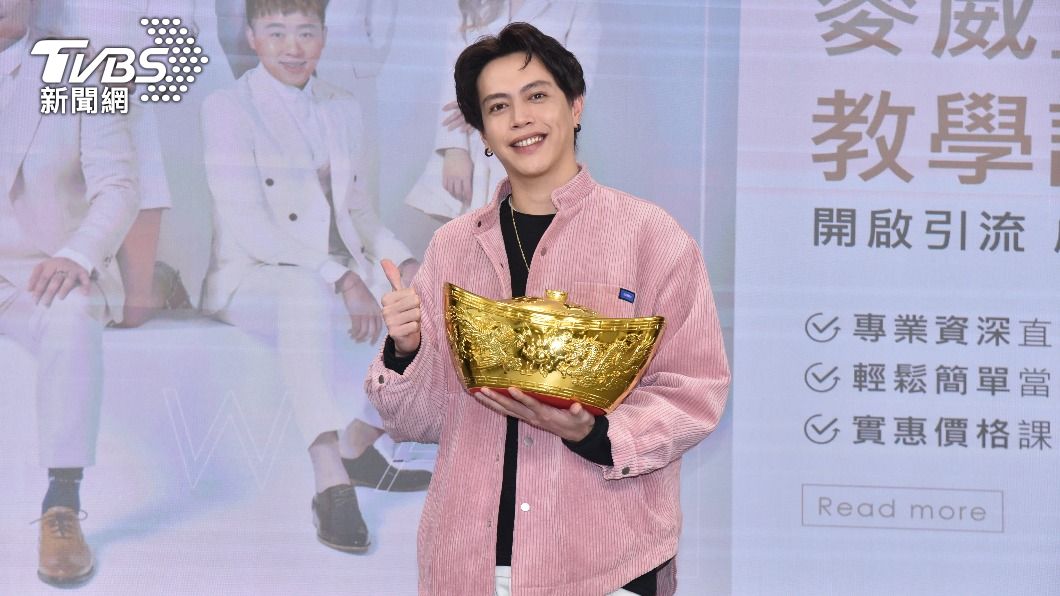 鯰魚哥抱著金元寶，希望直播生意大紅大紫。（圖／梁恩誌攝）