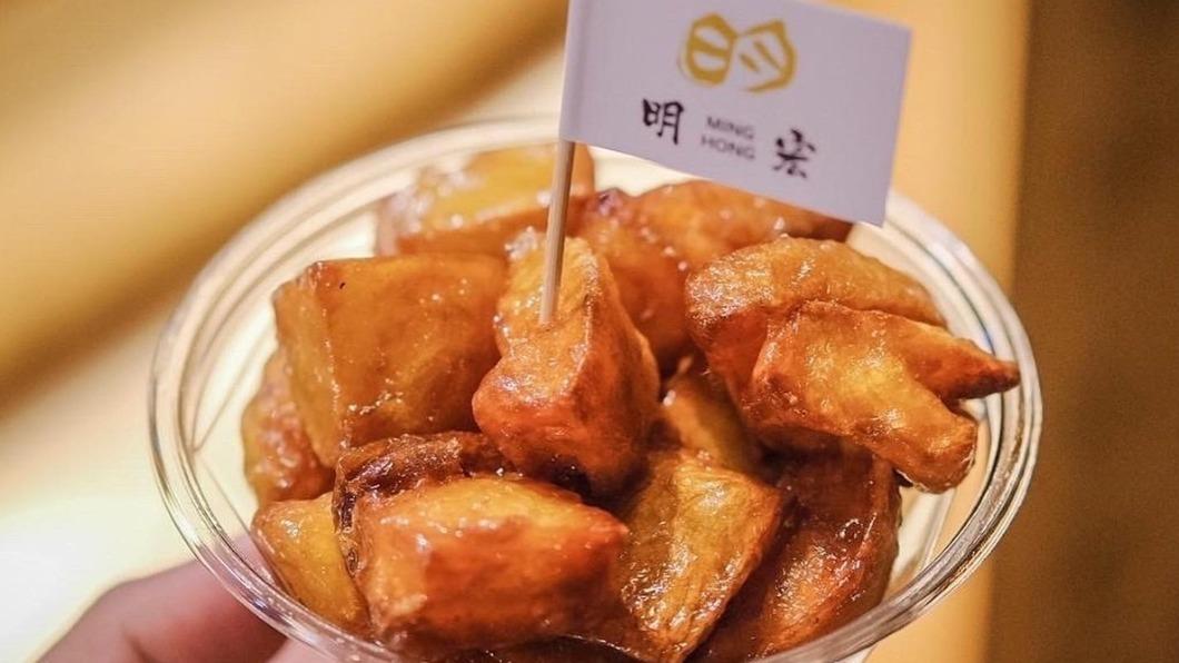 甜點也有Youtuber「千千進食中」大推的國宴點心「明宏拔絲地瓜」。