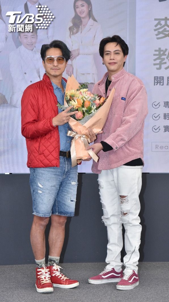 王少偉捧著一束花現身，誠摯支持鯰魚哥。（圖／梁恩誌攝）
