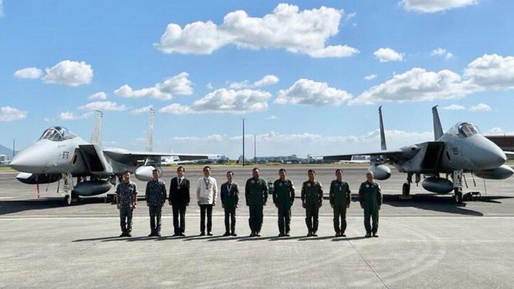 日本航空自衛隊與服役中的戰鬥機。(圖/翻攝自防衛省官方推特)