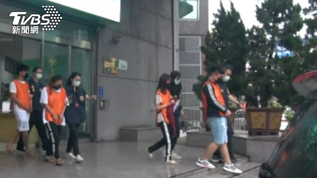警方日前循線逮捕25名詐團成員,訊後依法送辦。(圖/TVBS)