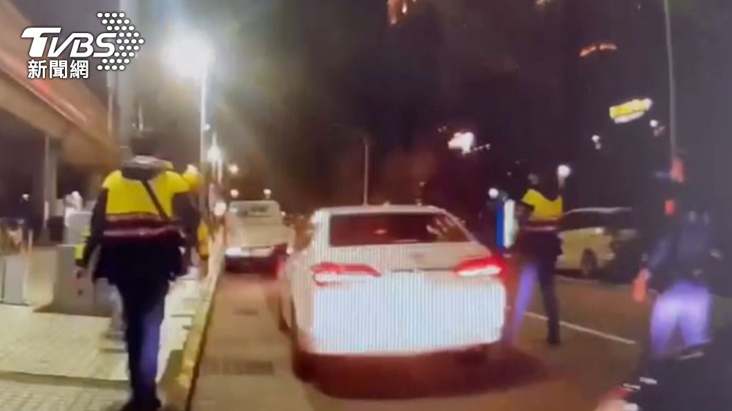 車違停捷運站旁沒熄火 通緝犯坐車內引警關心意外遭逮