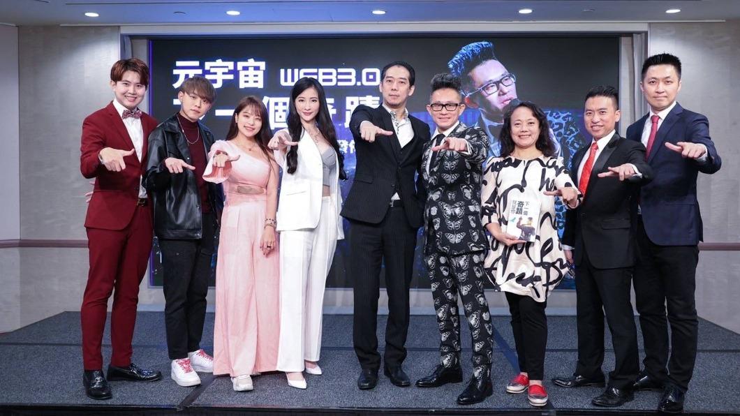 梁凱恩(右4)7日舉辦「元宇宙下一個奇蹟萬人演講大會」發佈記者會。(圖╱路克國際提供)