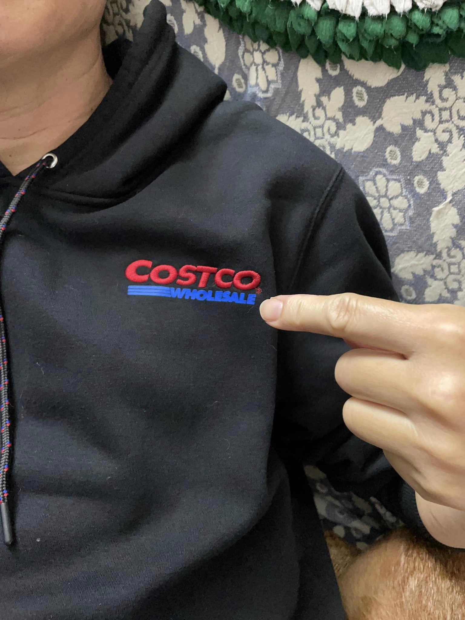 原PO穿的是去年款式,LOGO字樣在左上胸。(圖/翻攝自Costco好市多 商品經驗老實說臉書)