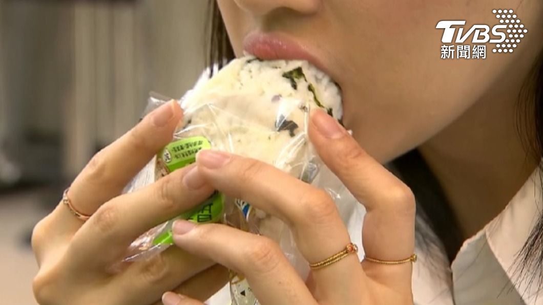 一顆30元!超商飯糰開始「沒料」 鄉民酸:窮到要吃醬