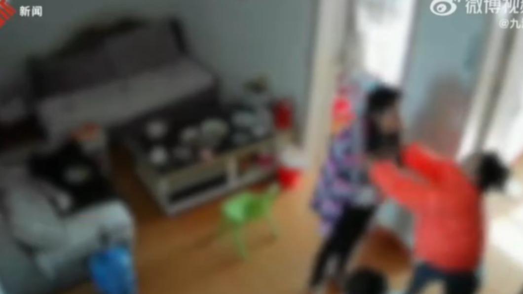 嫌小孩太吵!鄰居怒嗆「全家圍毆單親媽」 暴力拉扯畫面曝