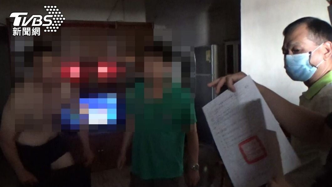 警方前往許男等人住處將其逮捕。(圖/TVBS)