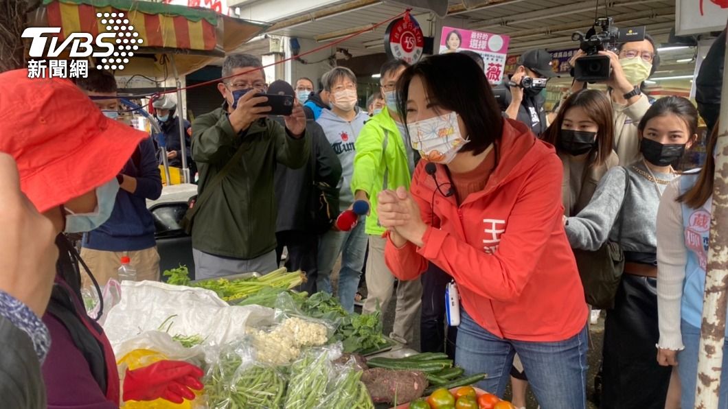 國民黨台北市第三選區立委參選人王鴻薇今早赴大直市場掃街。(圖/林至柔攝)