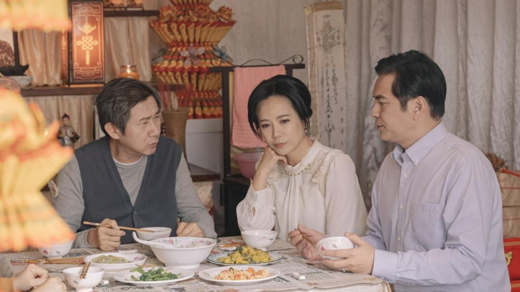 陳仙梅（中）、馬國賢（右）在《阿媽》飾演大陸經商回台奔喪的夫妻。。（圖／公視台語台提供）