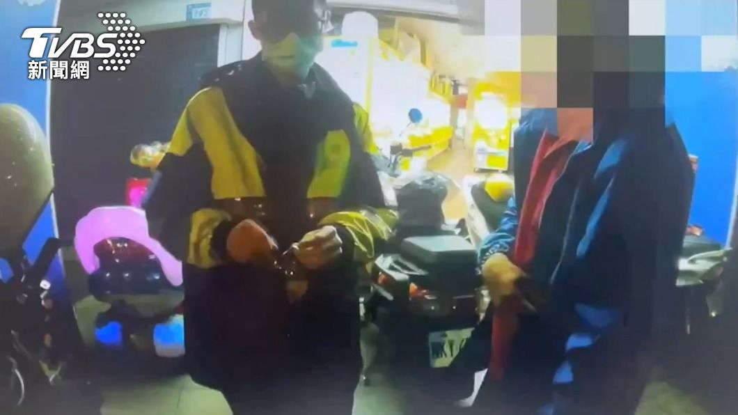 男子偷機車遭警方逮捕。(圖/TVBS)