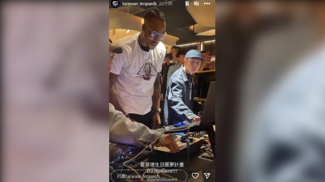 雲豹請人現場教導魔獸使用DJ音控盤。（圖／翻攝自@taoyuan_leopards IG）