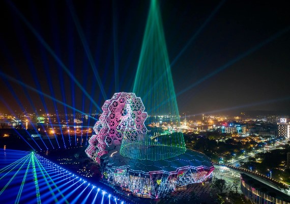 2022愛河灣聖誕燈光展演。 (圖/翻攝自文化高雄-高雄市政府文化局)