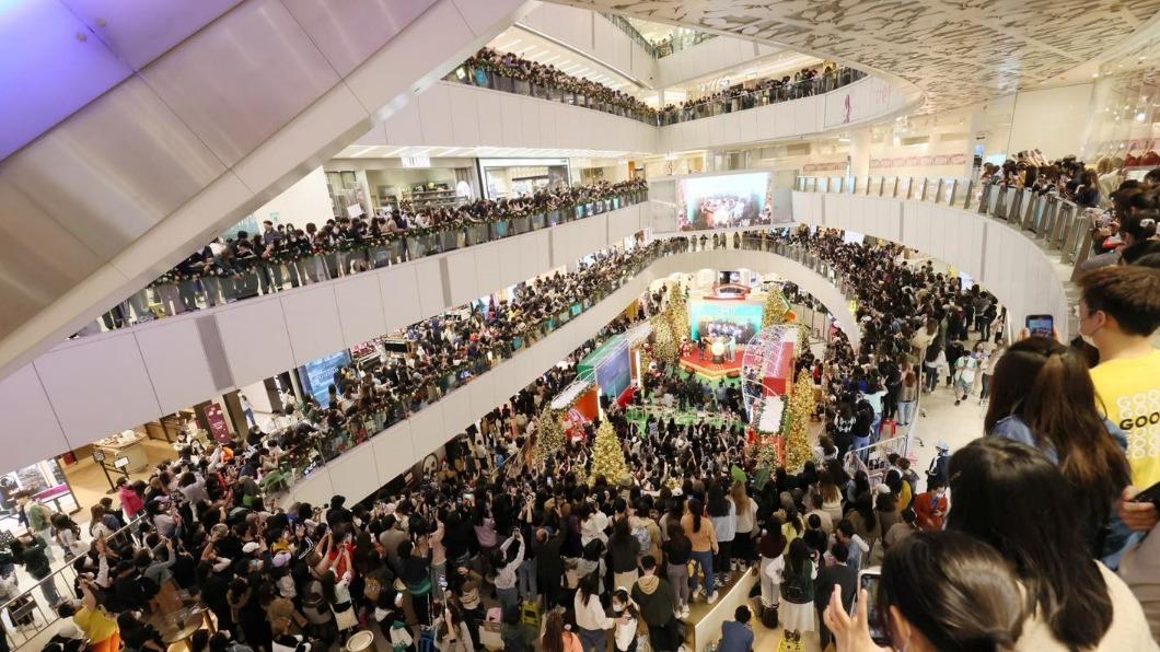 上千名粉絲湧入香港apm商城,顯示五堅情人氣超高。(圖/翻攝自HK.apm臉書)