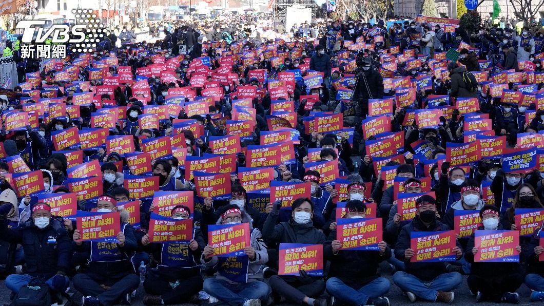 貨運工會成員靜坐抗議。(圖/達志影像美聯社)