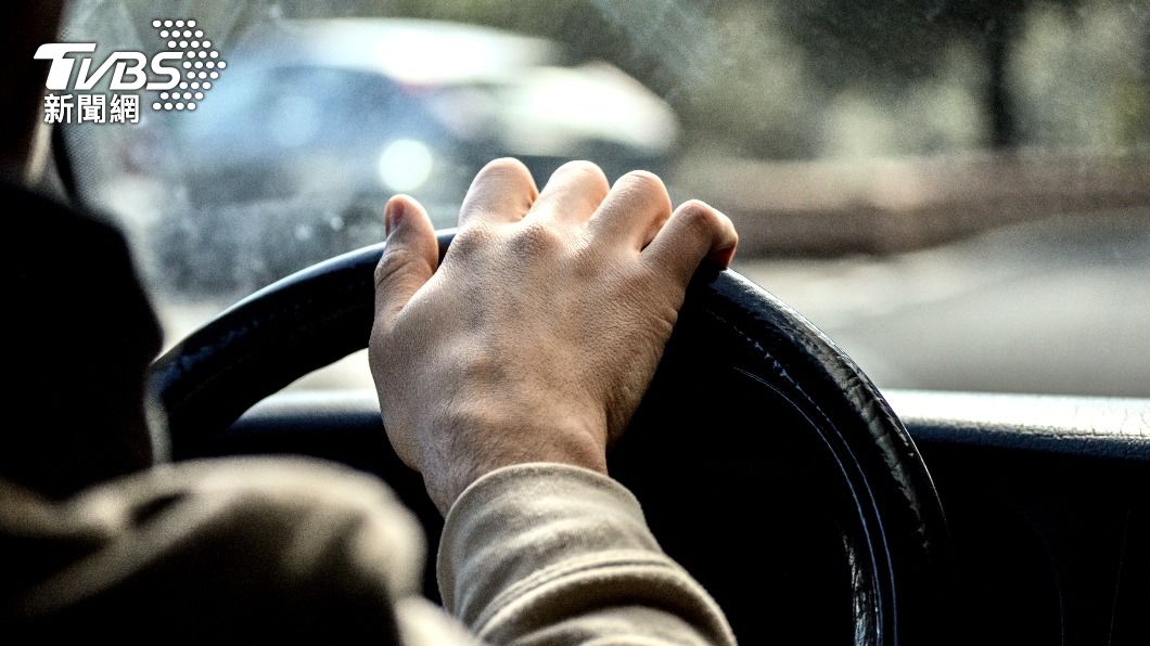 乘客不會說話「寫紙條」預約搭車！司機1舉動網看哭：慚愧了