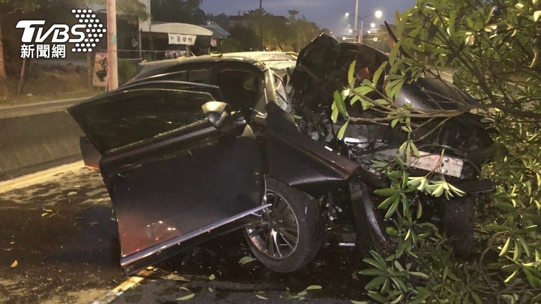 百萬休旅車秒成廢鐵!駕駛打瞌睡撞爆路樹 後座乘客重傷