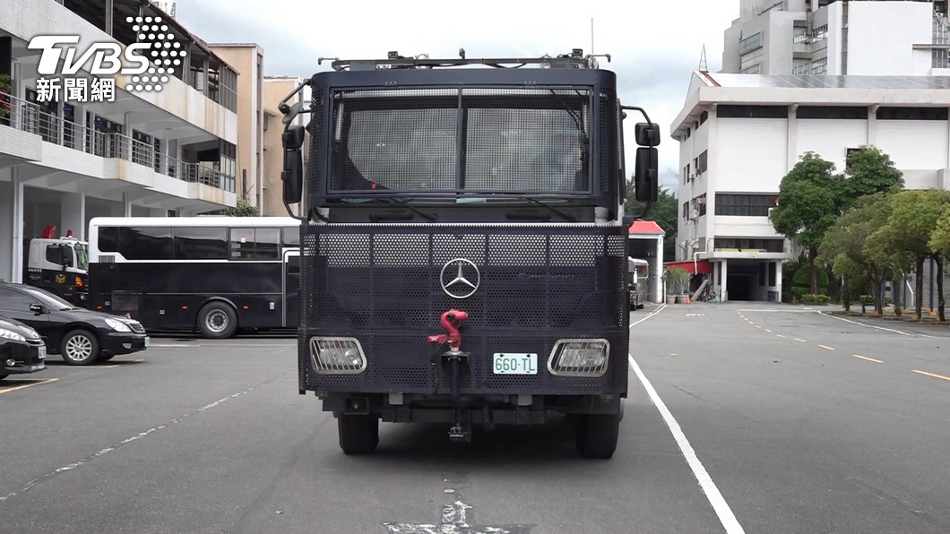 不慎擦撞!休旅車遭「鎮暴警備車」撞凹