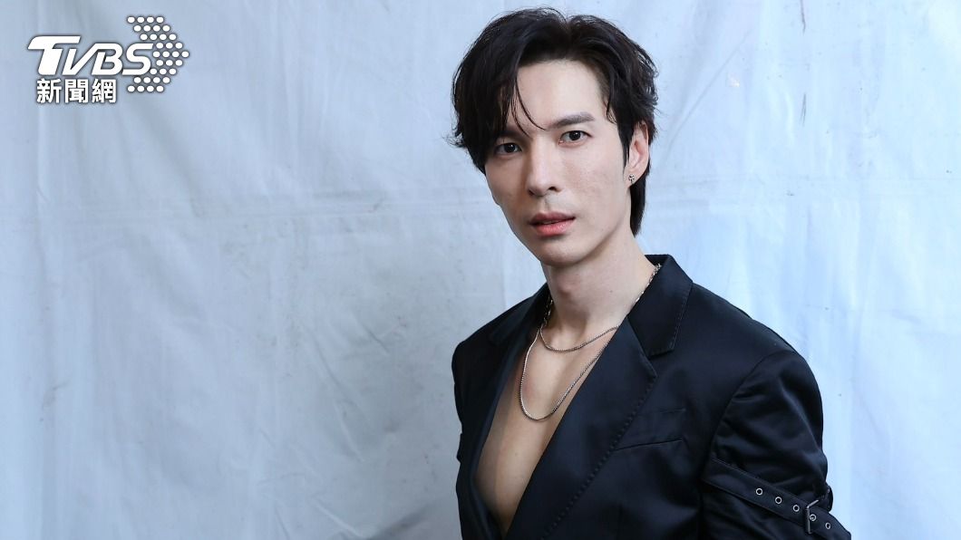 陳勢安說到做到,真的沒穿內裡演出,甚至放話明年可以穿背心演出。(圖/黃城碩攝)
