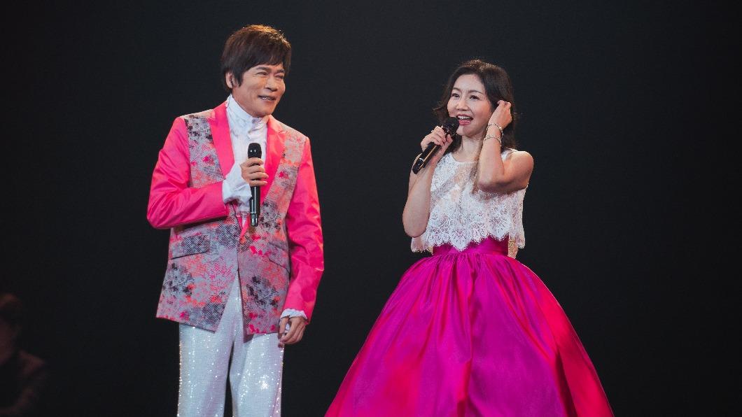 洪榮宏(左)的首位嘉賓是愛妻張瀞云,2人對唱多首好歌。(圖/寬宏藝術提供)