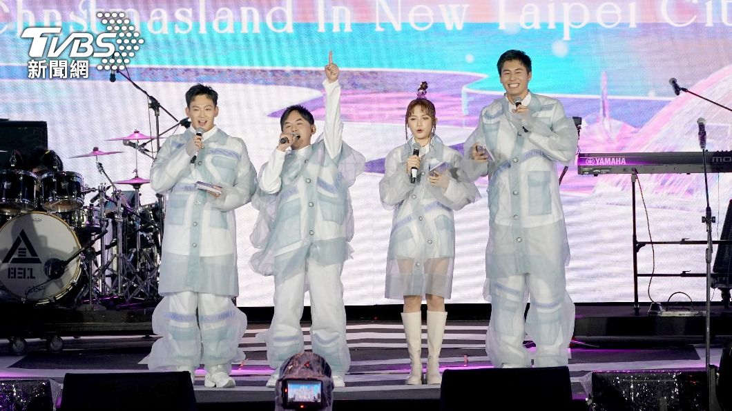 威廉（左起）、黃子佼、朵拉、風田成功炒熱新北耶誕城的氣氛。（圖／TVBS）