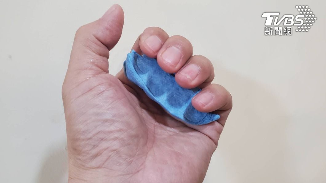 虱目魚羹就是這樣捏出來的啦‼ 雙手萬能,四條細紋就是指縫。