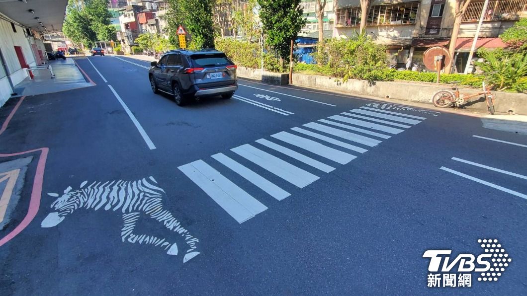 名符其實的斑馬線 賣場園區道路 創意護行人