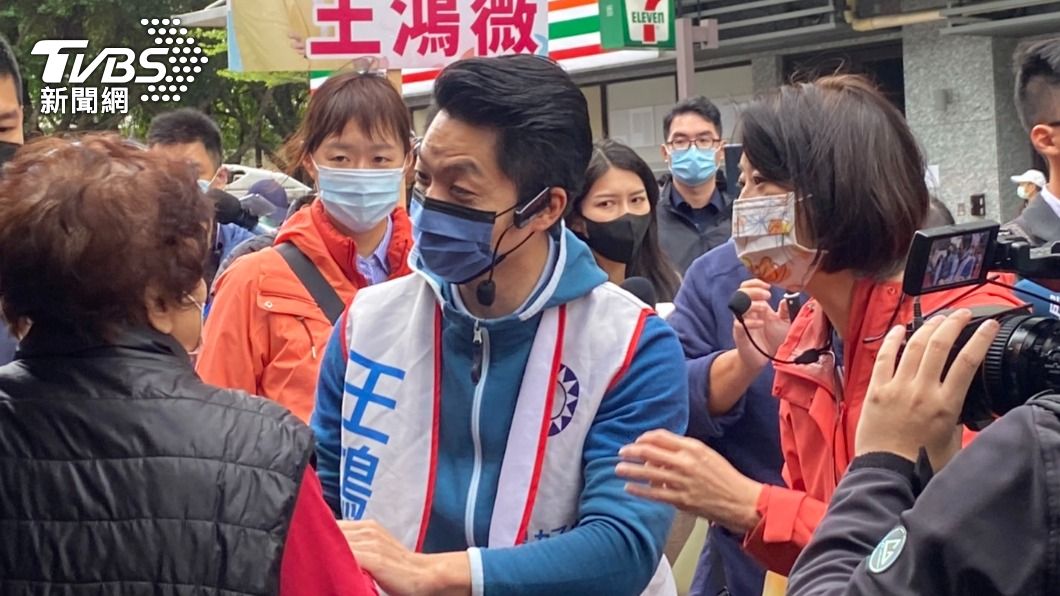 台北市長當選人蔣萬安今(11)日天陪同國民黨北市立委補選參選人王鴻薇到濱江市場拜票,展現高人氣。(圖/林至柔攝)
