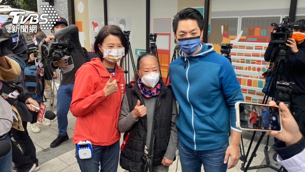 台北市長當選人蔣萬安今(11)日天陪同國民黨北市立委補選參選人王鴻薇到濱江市場拜票,展現高人氣。(圖/林至柔攝)