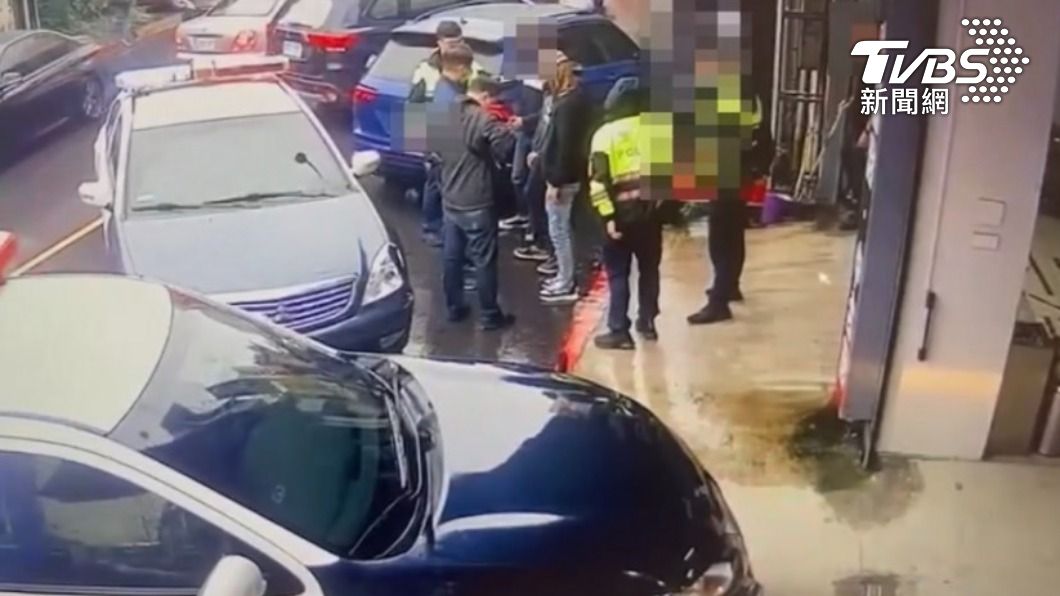 警方當街攔車逮人。(圖/TVBS)