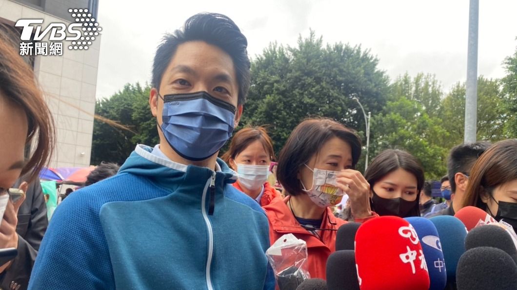 台北市長當選人蔣萬安今(11)日天陪同國民黨北市立委補選參選人王鴻薇到濱江市場拜票。(圖/林至柔攝)