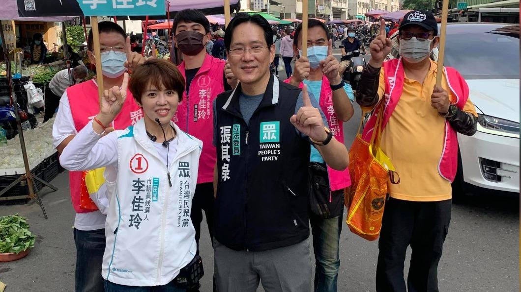 民眾黨高雄市三民區市議員候選人李佳玲(左)。(圖/翻攝自李佳玲臉書)