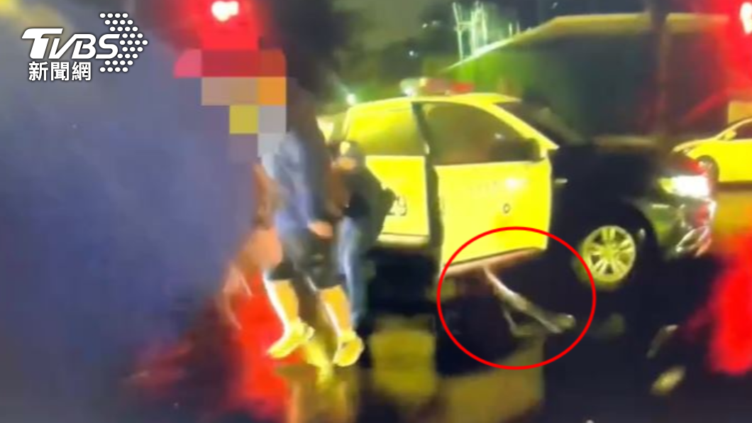 警方將人包圍,趁他不注意時用警棍將西瓜刀擊落。(圖/TVBS)