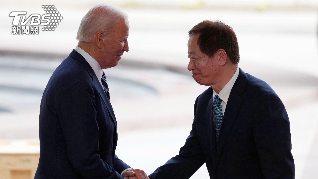台積電董事長劉德音與拜登握手(圖/達志影像美聯社)