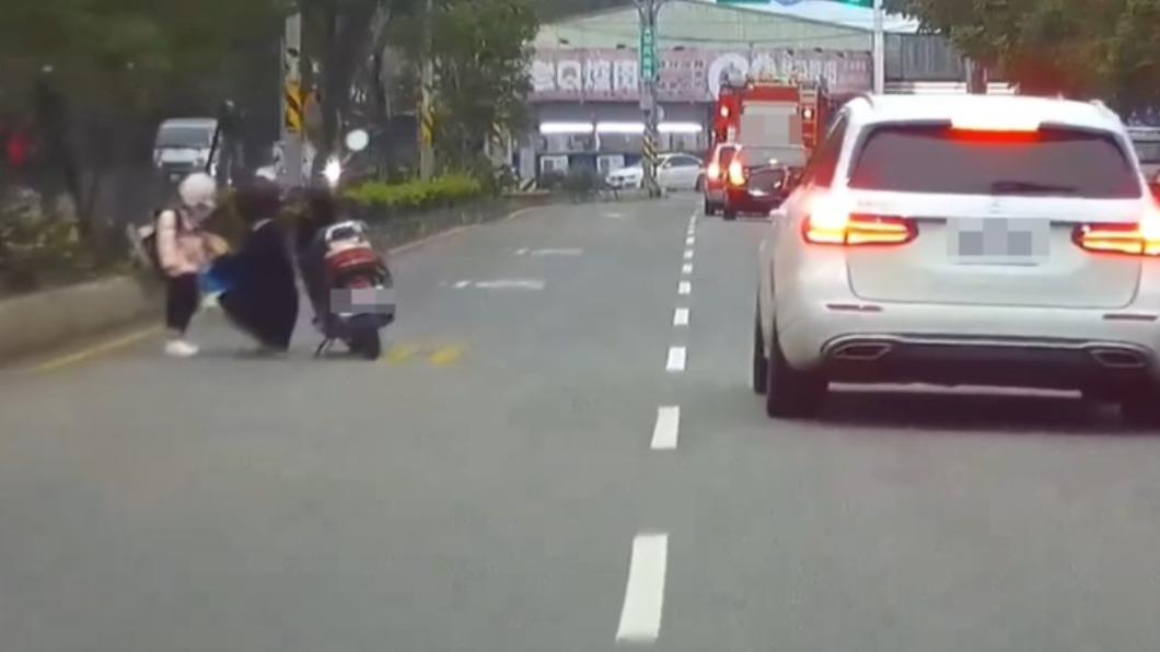 誇張畫面引發議論。(圖/翻攝自八卦村 - 行車紀錄器影片上傳中心)