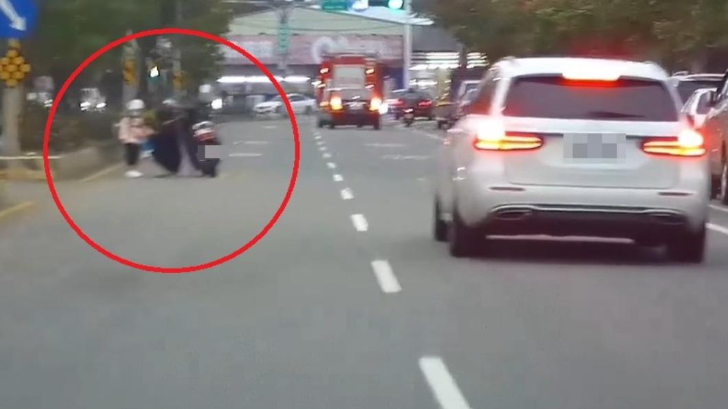 汽車本來開在內車道,趕緊往外切。(圖/翻攝自八卦村 - 行車紀錄器影片上傳中心)