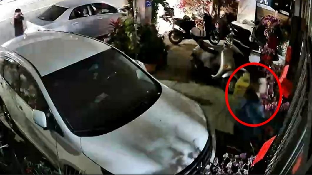 不爽發文被告!嘉義男暴打議員助理 衝服務處譙人三字經