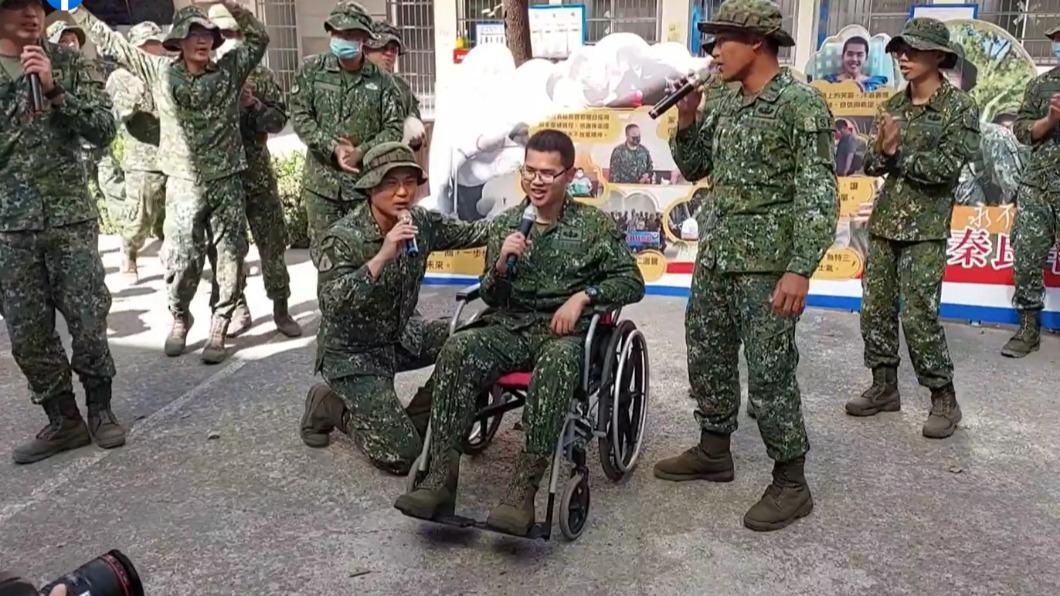 與同袍、長官一同唱歌。(圖/翻攝自秦天人臉書)