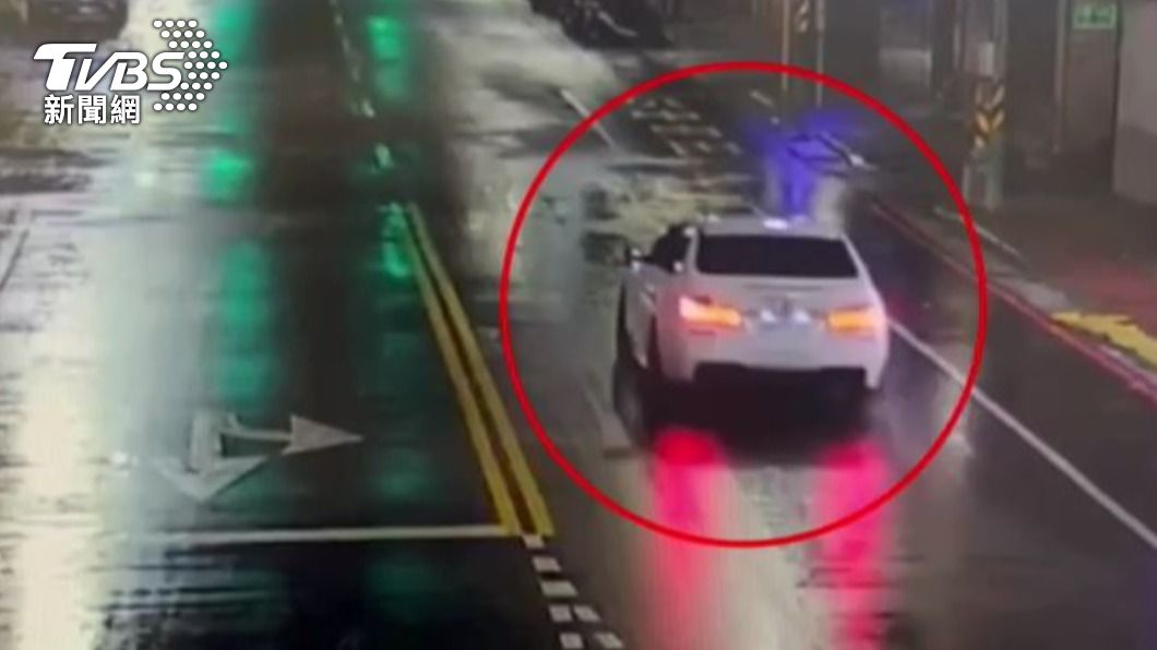 主嫌為了替乾妹妹出氣,找來同黨開車將被害人擄走。(圖/TVBS)