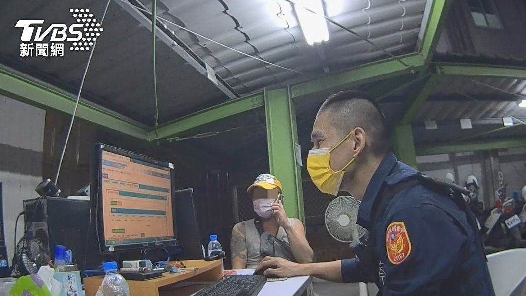 警方讓高男和生母通電話。(圖/TVBS)