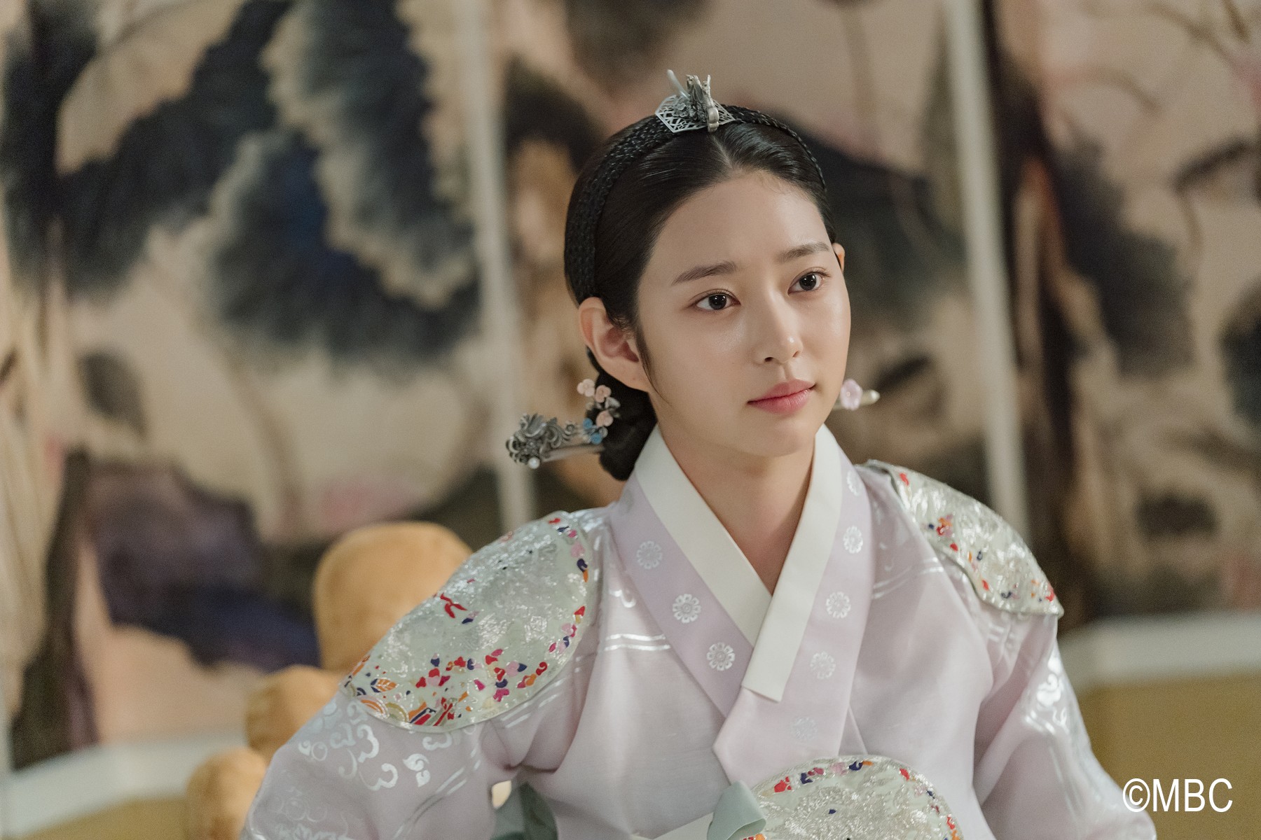 金珉周飾演世子嬪「安子妍」。（圖／Hami Video提供）