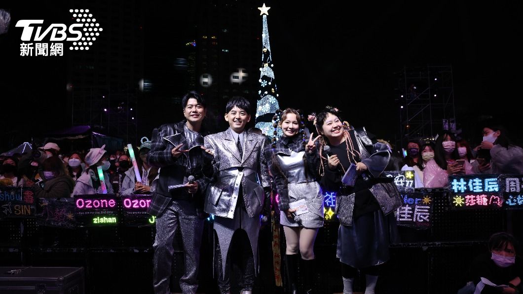 巨星耶誕演唱會主持人李易、黃子佼、林莎與大文。（圖／梁恩誌攝）