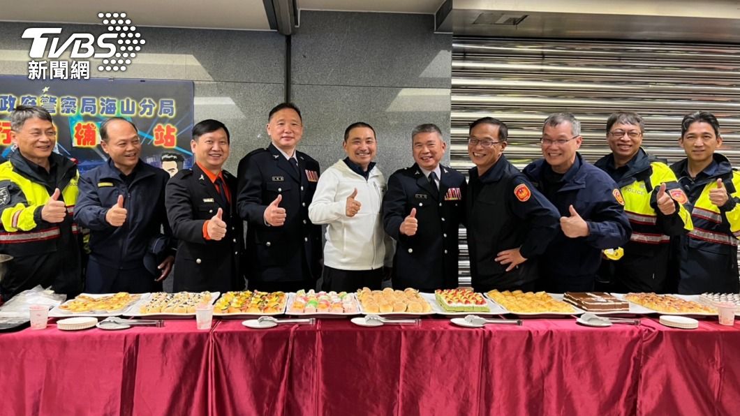 耶誕城指揮所備有小點和熱食慰勞辛苦的同仁。(圖/TVBS)