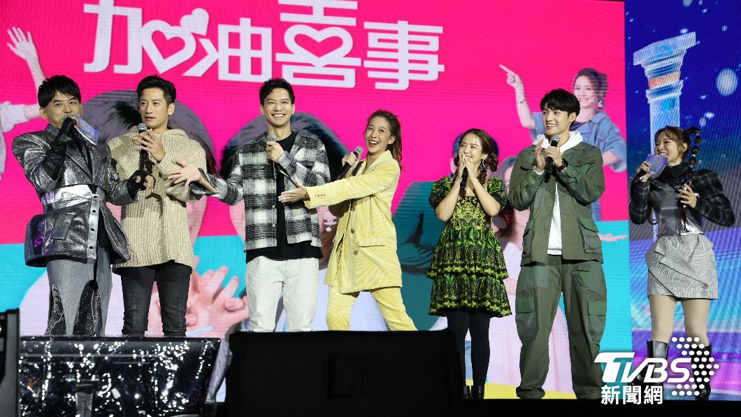 黃子佼介紹《加油喜事》演員登場。（圖／梁恩誌攝）