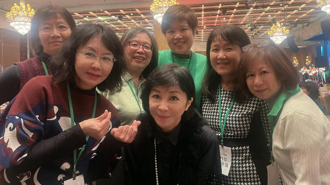 吳淡如(中)與同學們留念合影,重返高中時代的感覺。(圖/翻攝自吳淡如臉書)