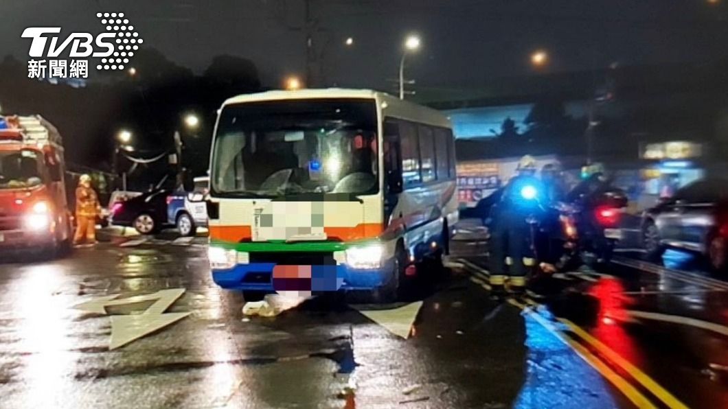 男子一度卡在車底被消防人員救出。(圖/TVBS)