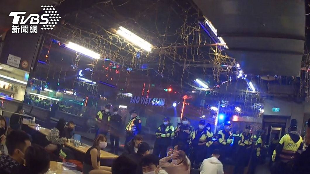 桃園警假日在某地下舞廳進行臨檢 。(圖/警方提供)